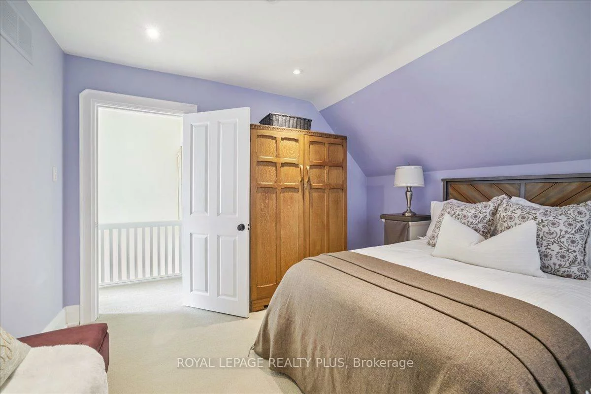 1048, Royal York, Kingsway South, Toronto