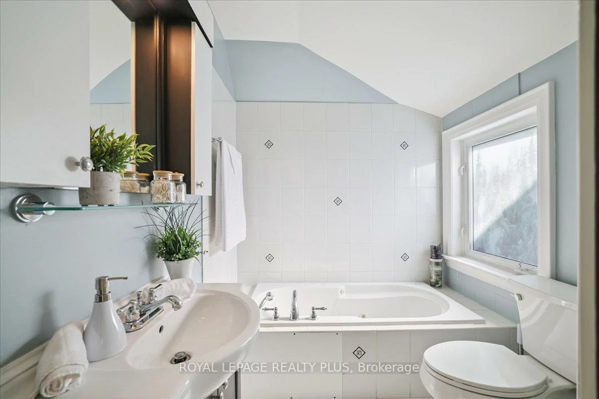 1048, Royal York, Kingsway South, Toronto