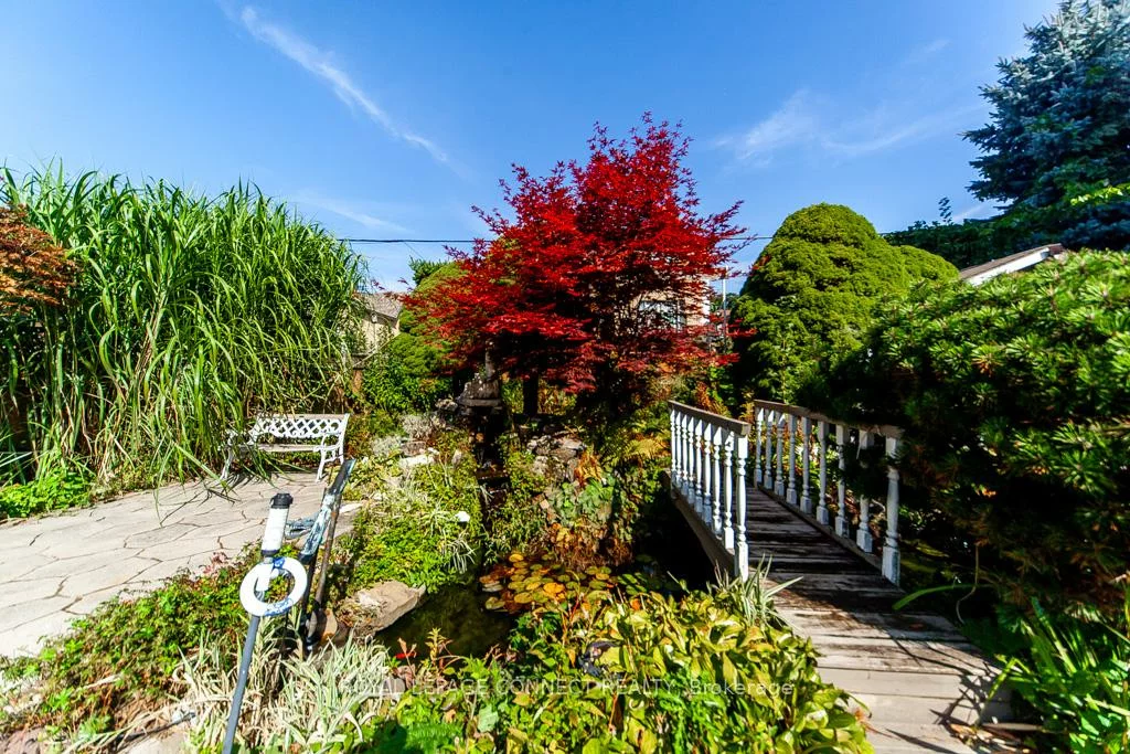30, East, Rockcliffe-Smythe, Toronto