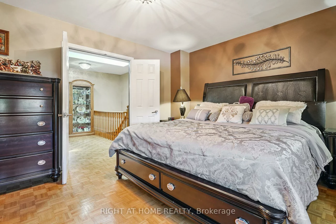 165, Locksley, Briar Hill-Belgravia, Toronto