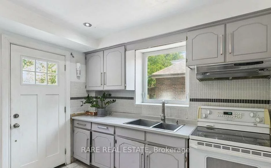 73, Yarrow, Keelesdale-Eglinton West, Toronto