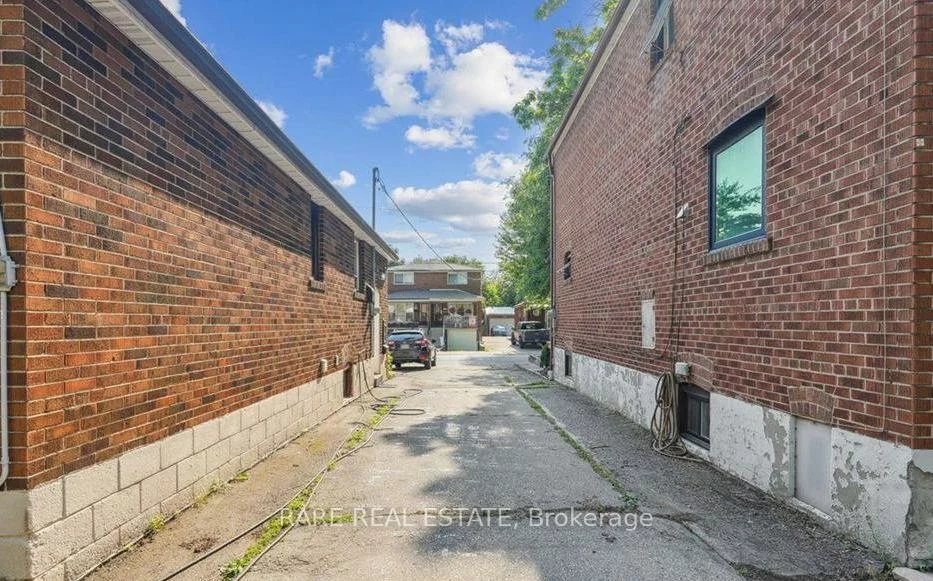 73, Yarrow, Keelesdale-Eglinton West, Toronto