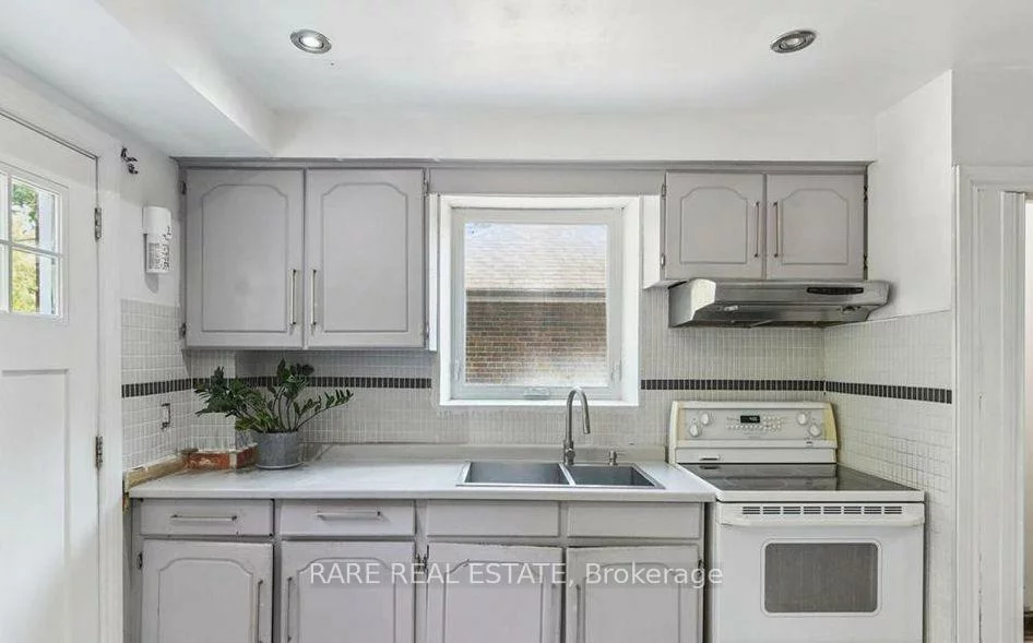 73, Yarrow, Keelesdale-Eglinton West, Toronto