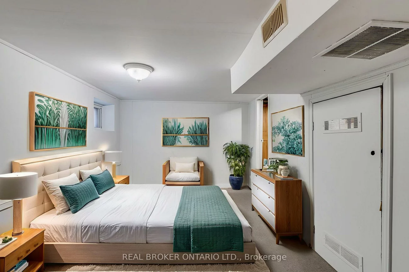 878, Runnymede, Rockcliffe-Smythe, Toronto