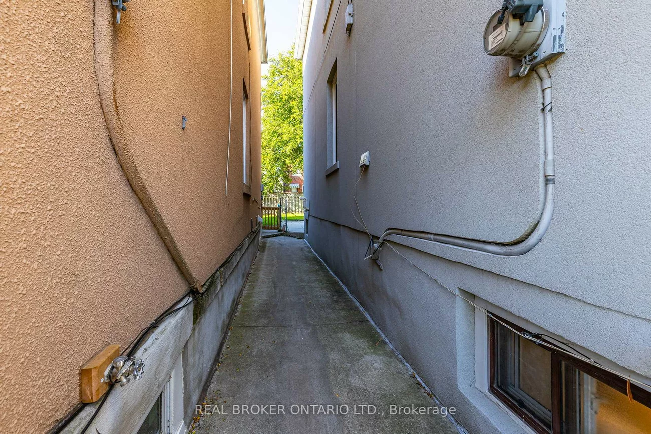 878, Runnymede, Rockcliffe-Smythe, Toronto