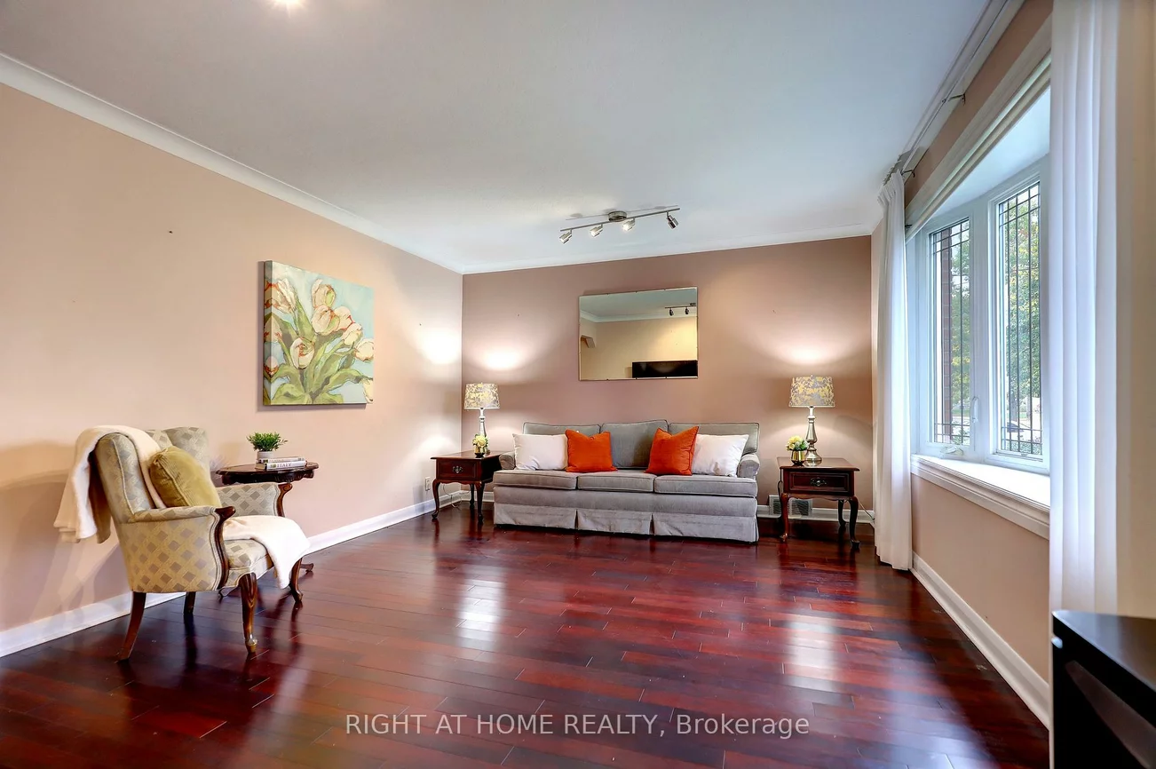 56, Cynthia, Rockcliffe-Smythe, Toronto