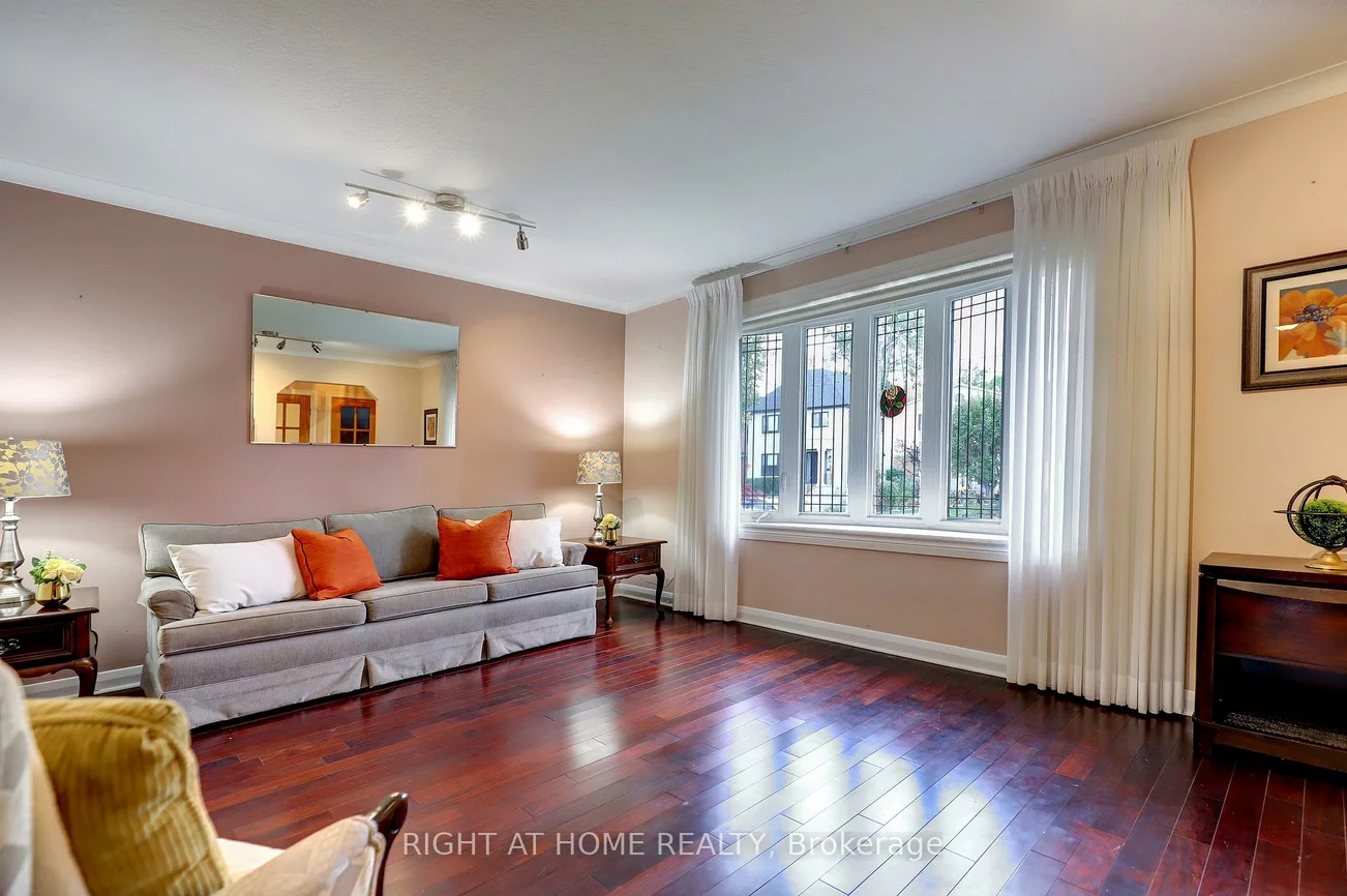 56, Cynthia, Rockcliffe-Smythe, Toronto