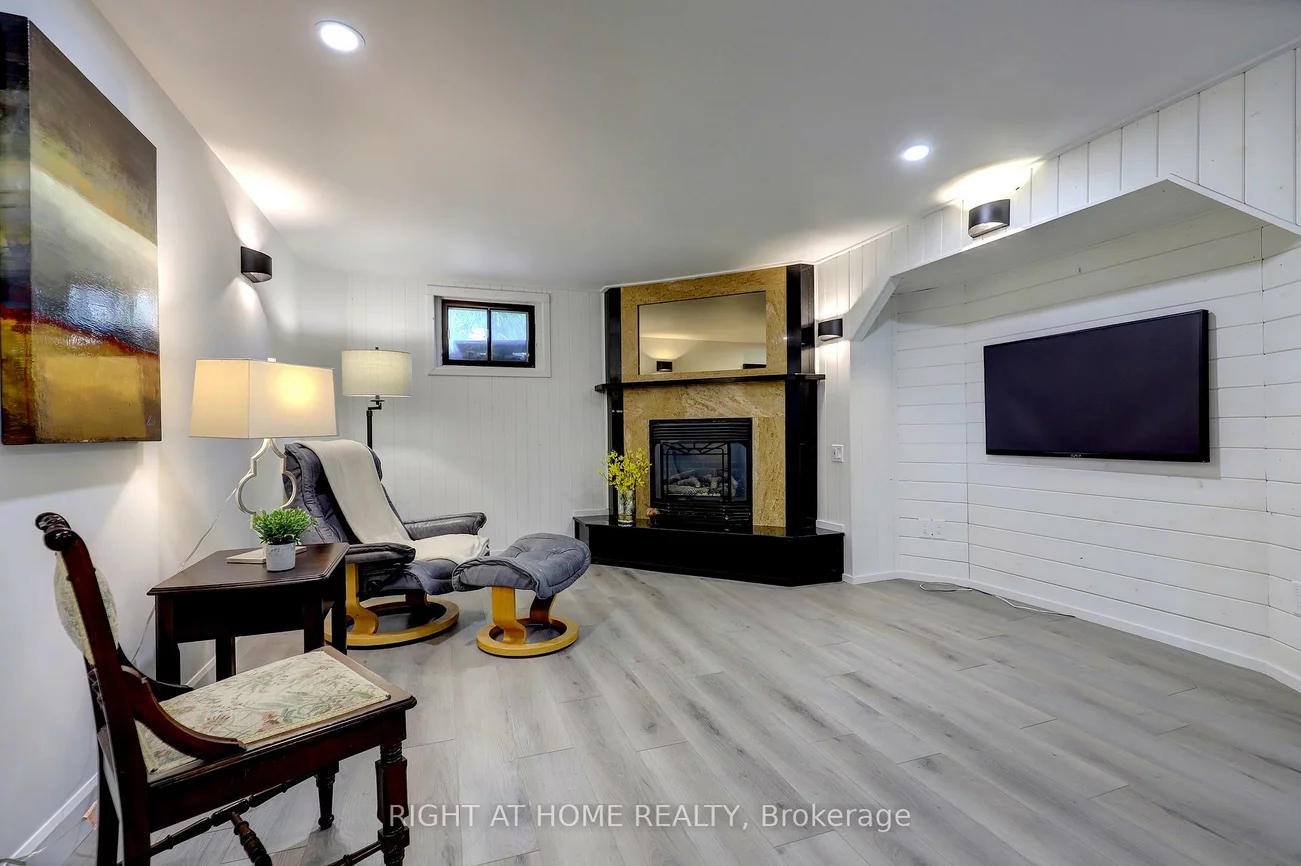 56, Cynthia, Rockcliffe-Smythe, Toronto