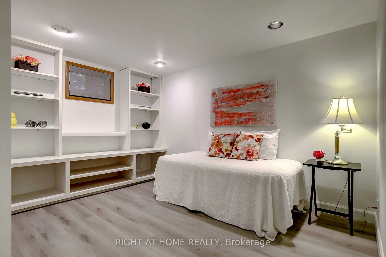 56, Cynthia, Rockcliffe-Smythe, Toronto