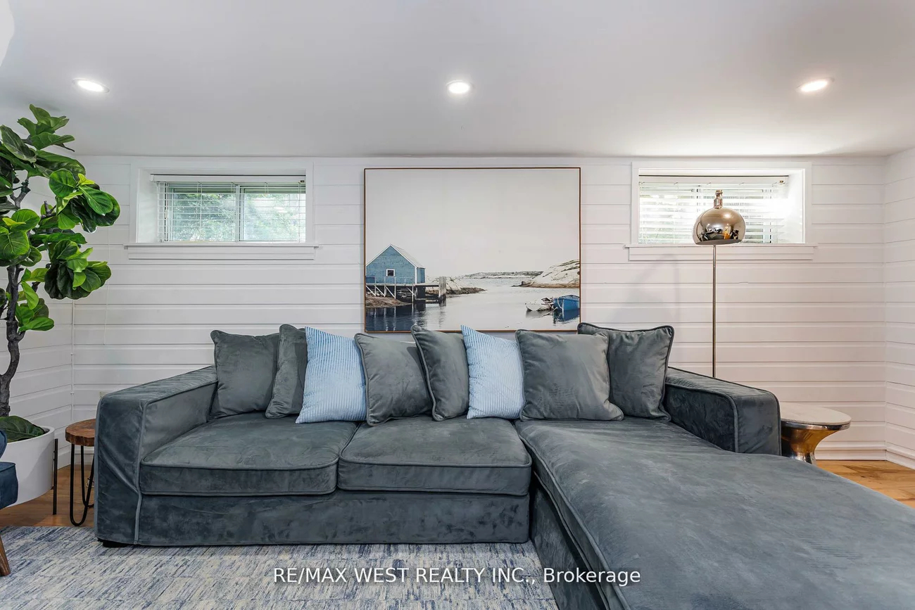 12, Brentwood, Stonegate-Queensway, Toronto