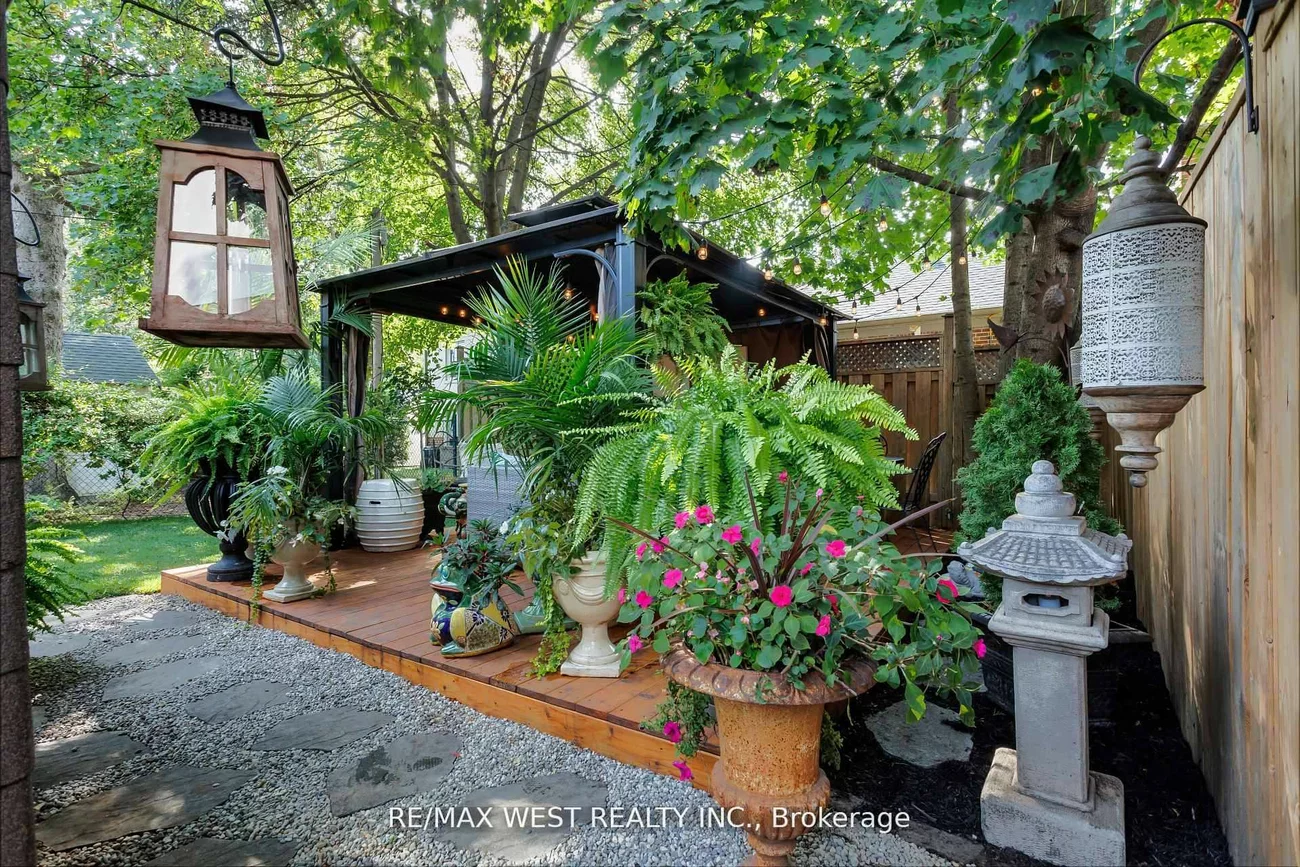 12, Brentwood, Stonegate-Queensway, Toronto