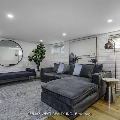 12, Brentwood, Stonegate-Queensway, Toronto