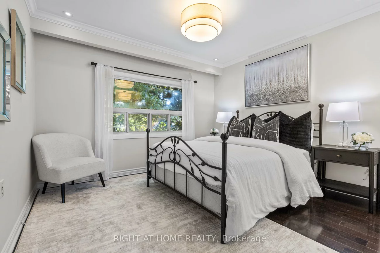 10, Haliburton, Islington-City Centre West, Toronto