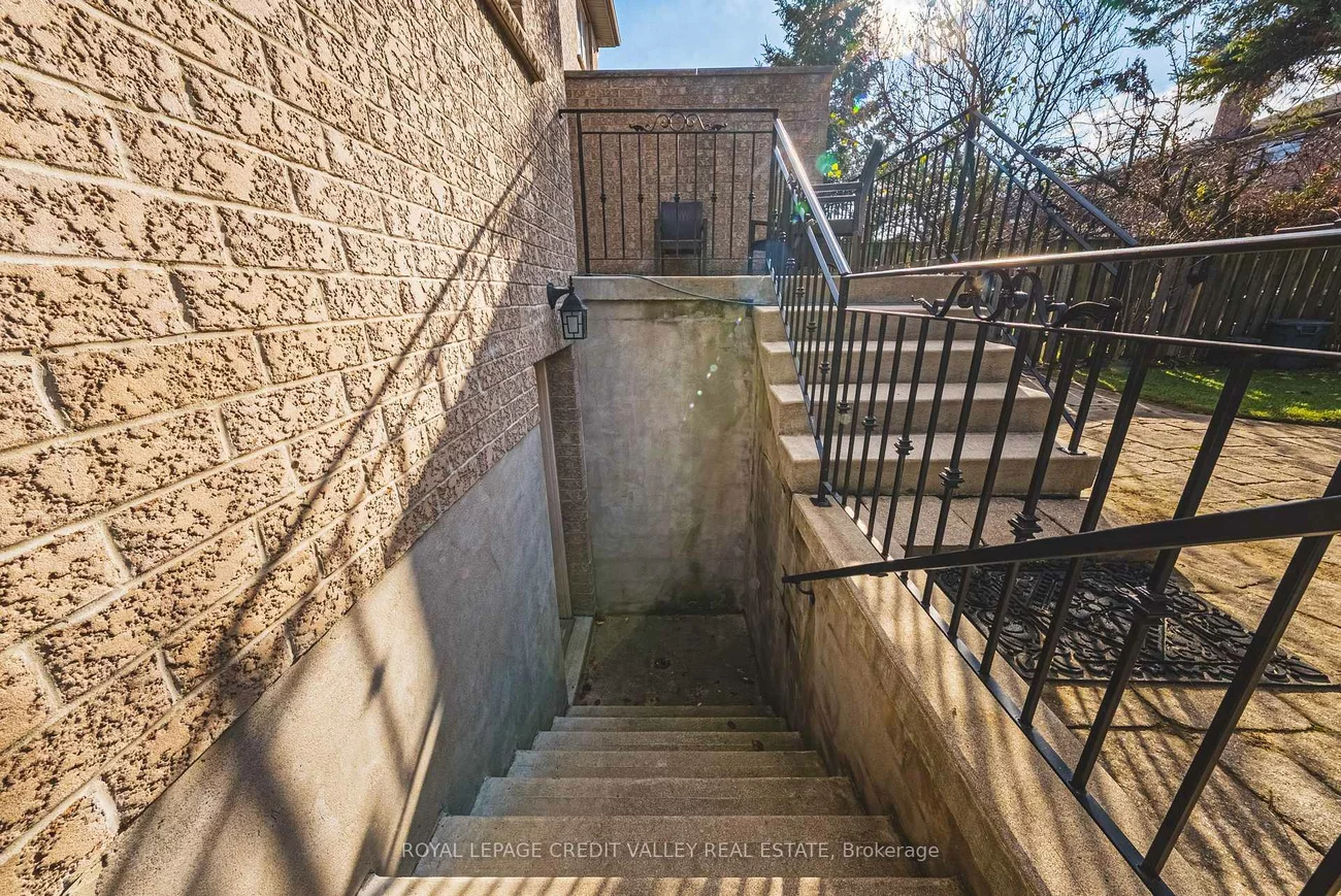 36, Lunness, Alderwood, Toronto