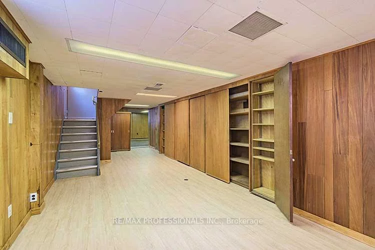 32, Northampton, Islington-City Centre West, Toronto