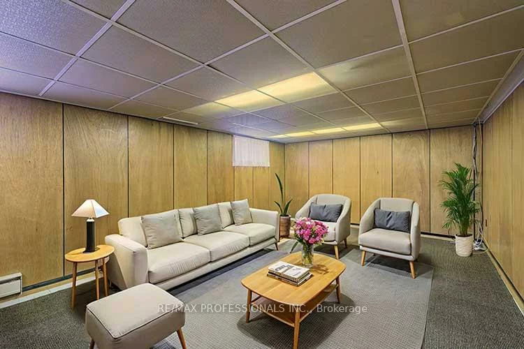 32, Northampton, Islington-City Centre West, Toronto