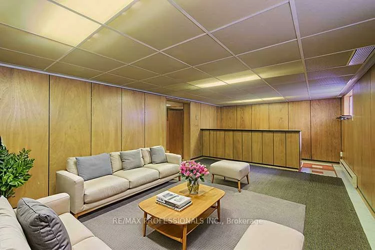 32, Northampton, Islington-City Centre West, Toronto