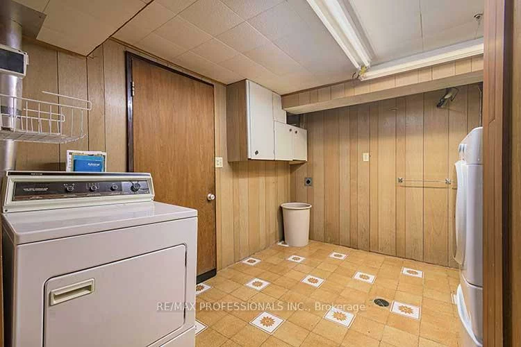 32, Northampton, Islington-City Centre West, Toronto