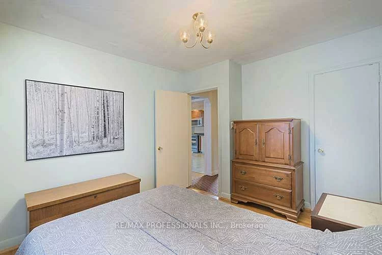 32, Northampton, Islington-City Centre West, Toronto