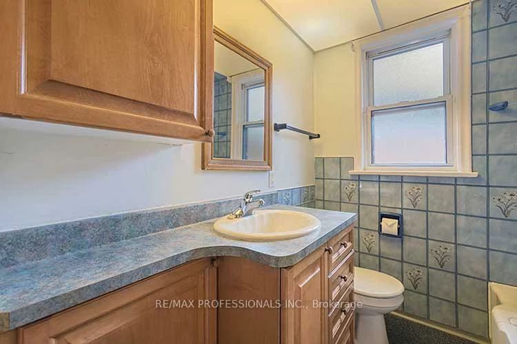 32, Northampton, Islington-City Centre West, Toronto