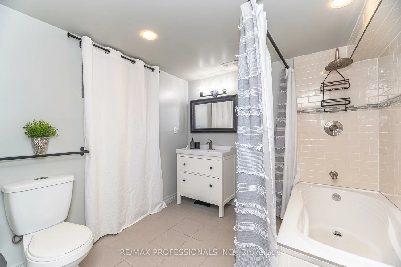 77, Grandville, Rockcliffe-Smythe, Toronto