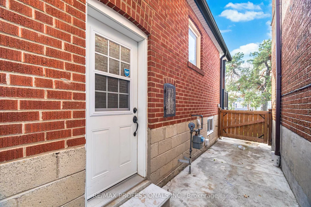 77, Grandville, Rockcliffe-Smythe, Toronto