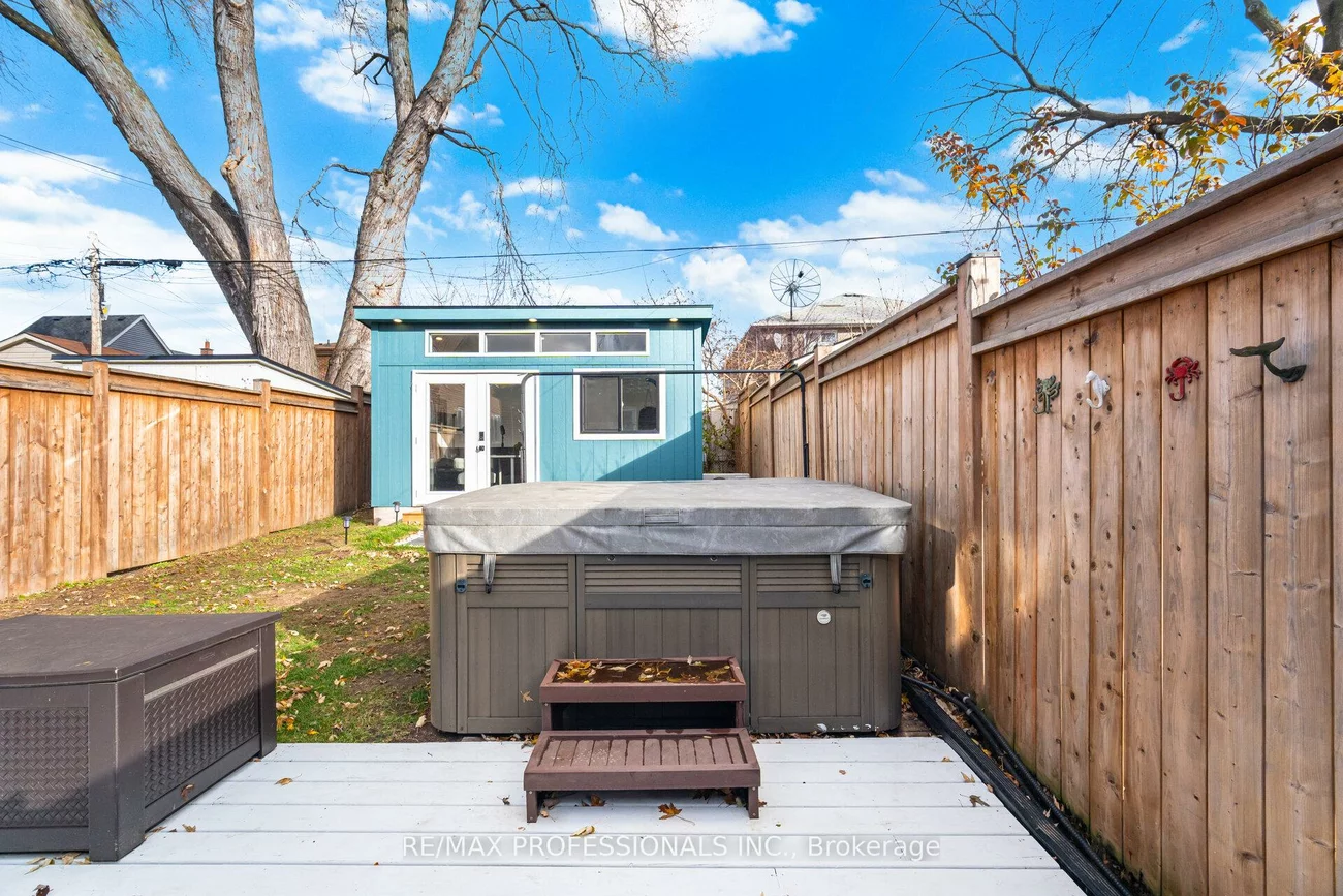 77, Grandville, Rockcliffe-Smythe, Toronto