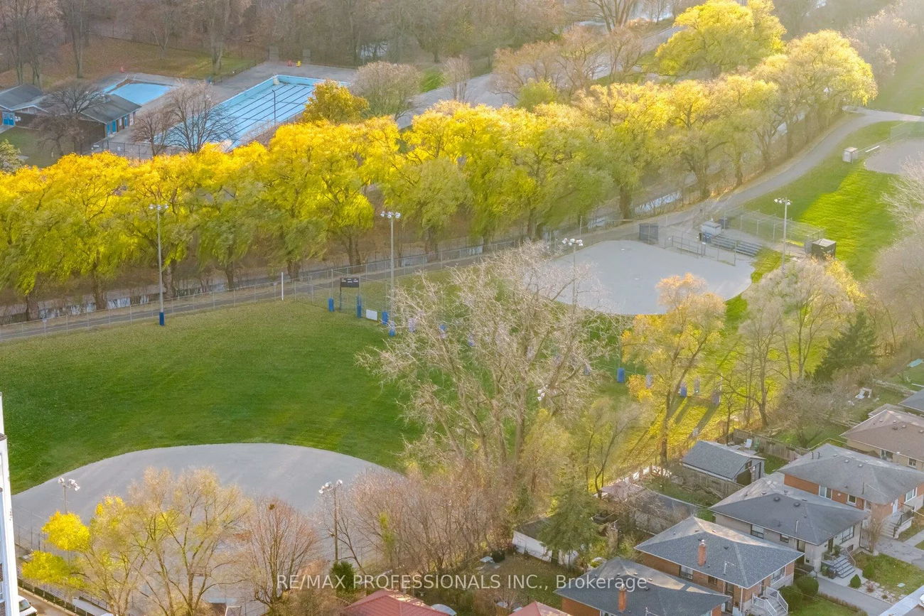 77, Grandville, Rockcliffe-Smythe, Toronto