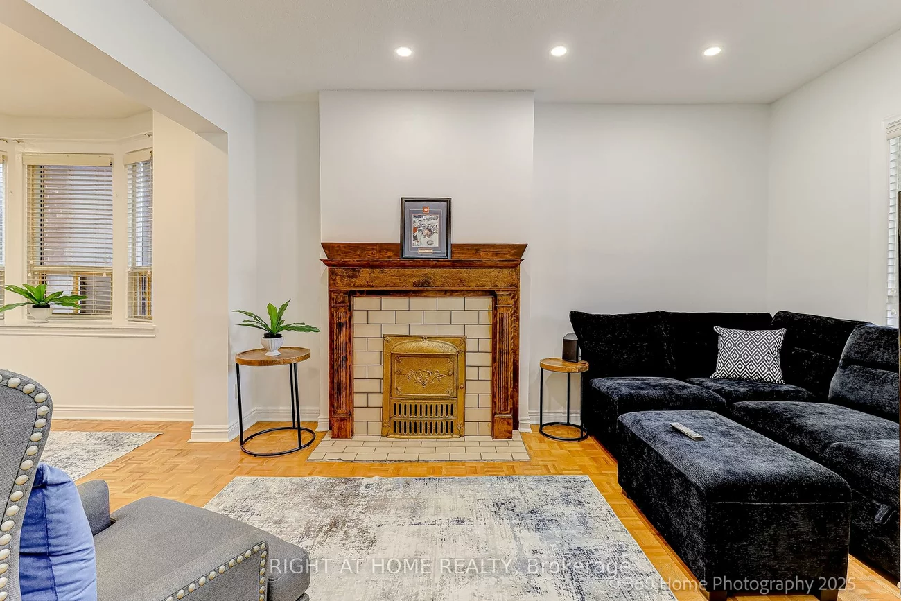 709, Dupont, Dovercourt-Wallace Emerson-Junction, Toronto