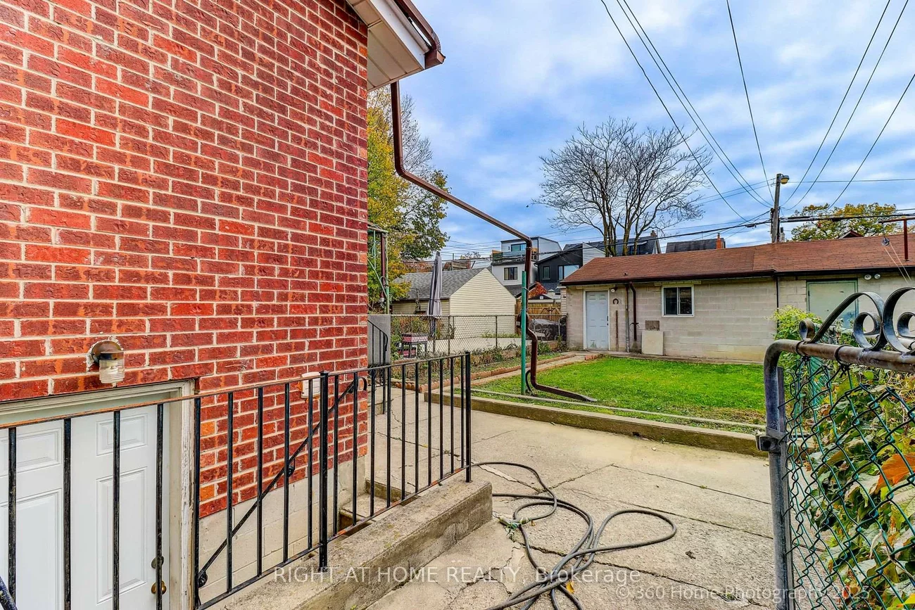 709, Dupont, Dovercourt-Wallace Emerson-Junction, Toronto