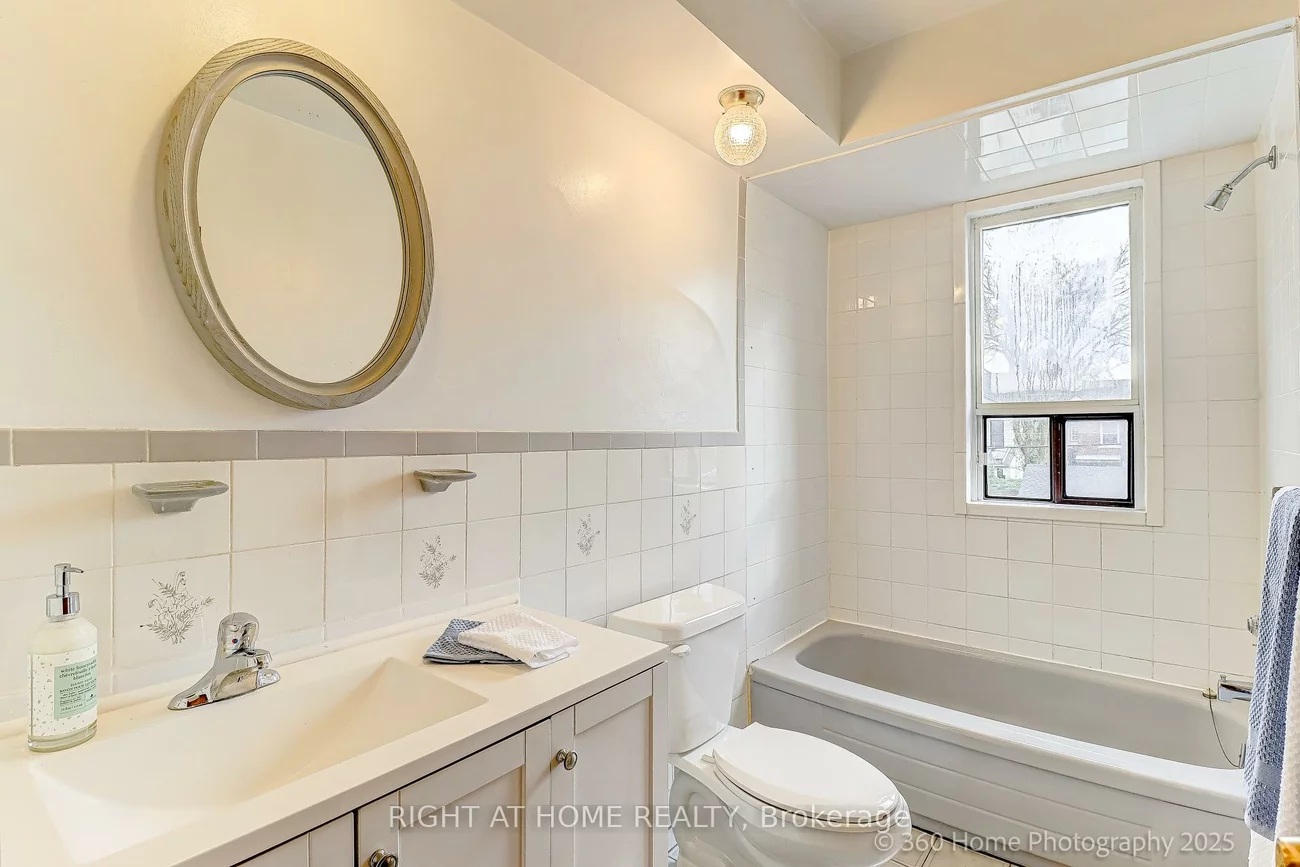 709, Dupont, Dovercourt-Wallace Emerson-Junction, Toronto