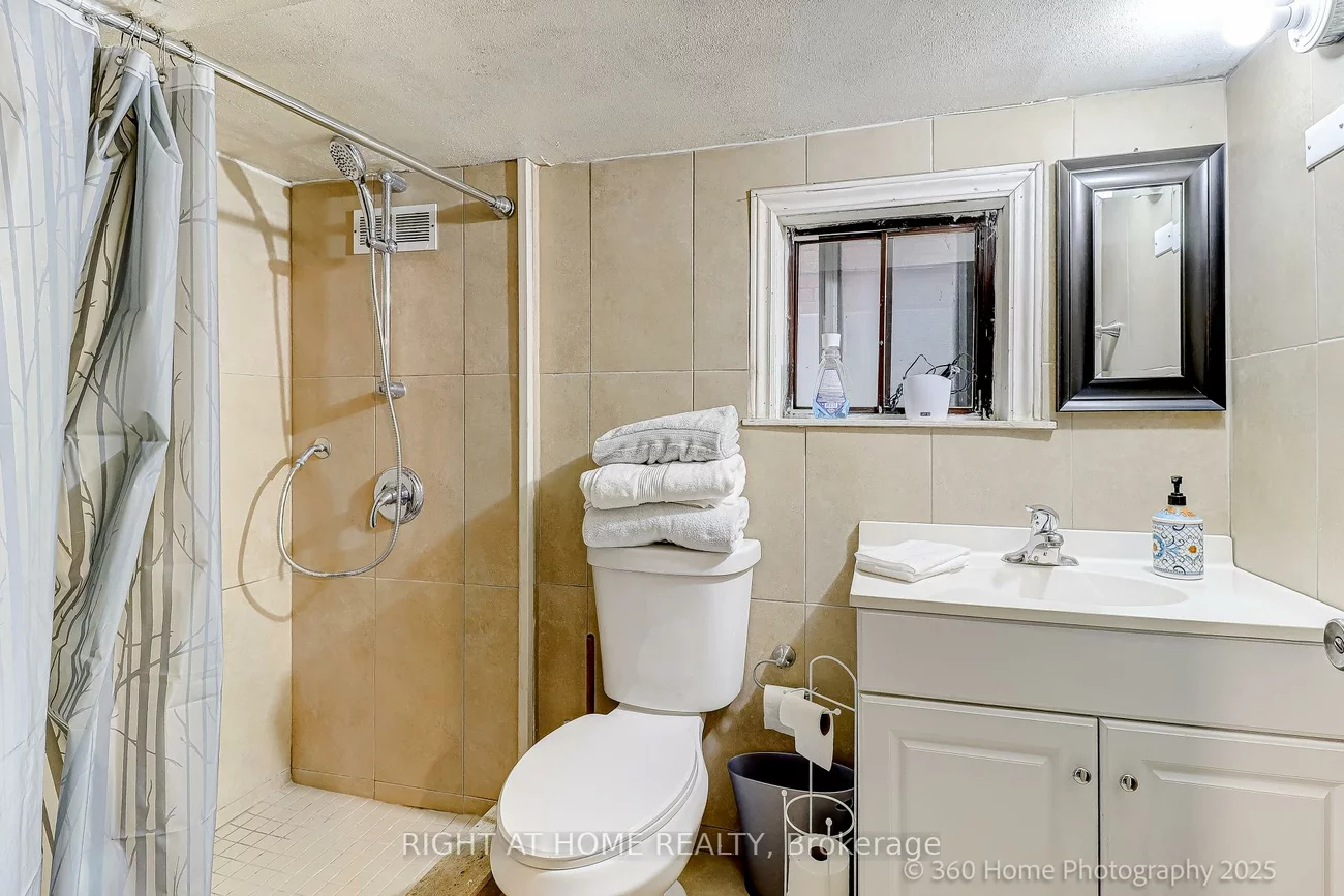 709, Dupont, Dovercourt-Wallace Emerson-Junction, Toronto