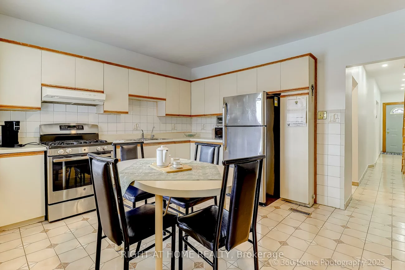 709, Dupont, Dovercourt-Wallace Emerson-Junction, Toronto