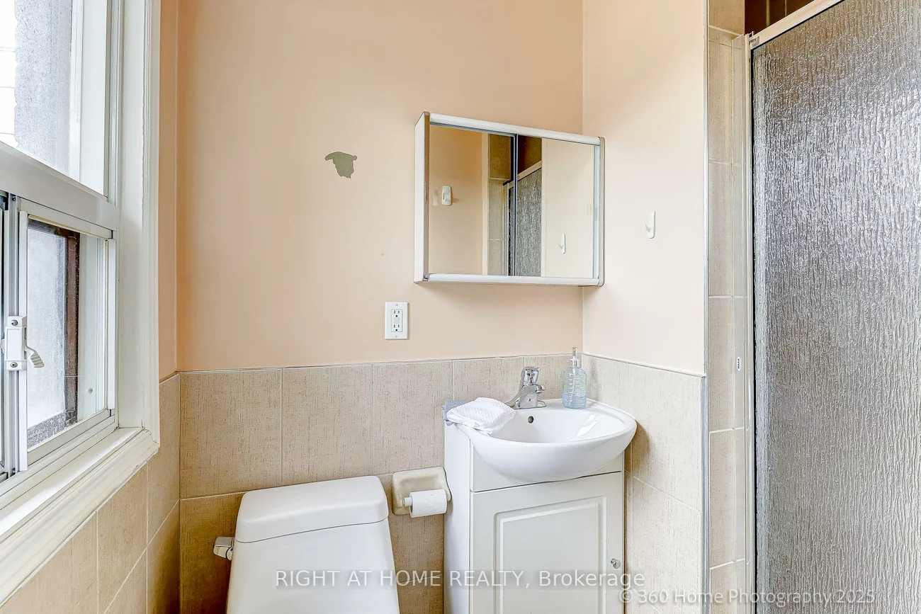 709, Dupont, Dovercourt-Wallace Emerson-Junction, Toronto