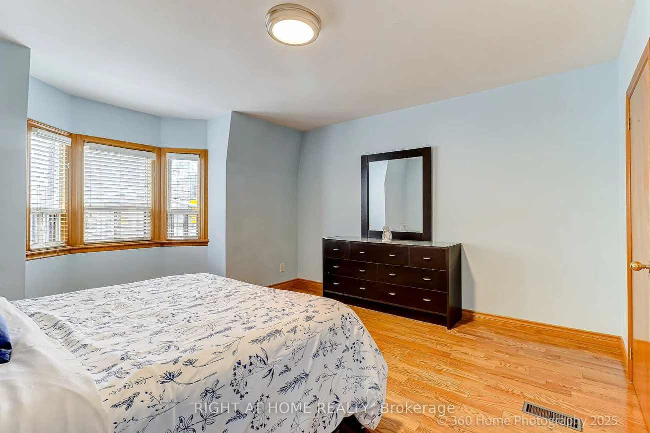 709, Dupont, Dovercourt-Wallace Emerson-Junction, Toronto