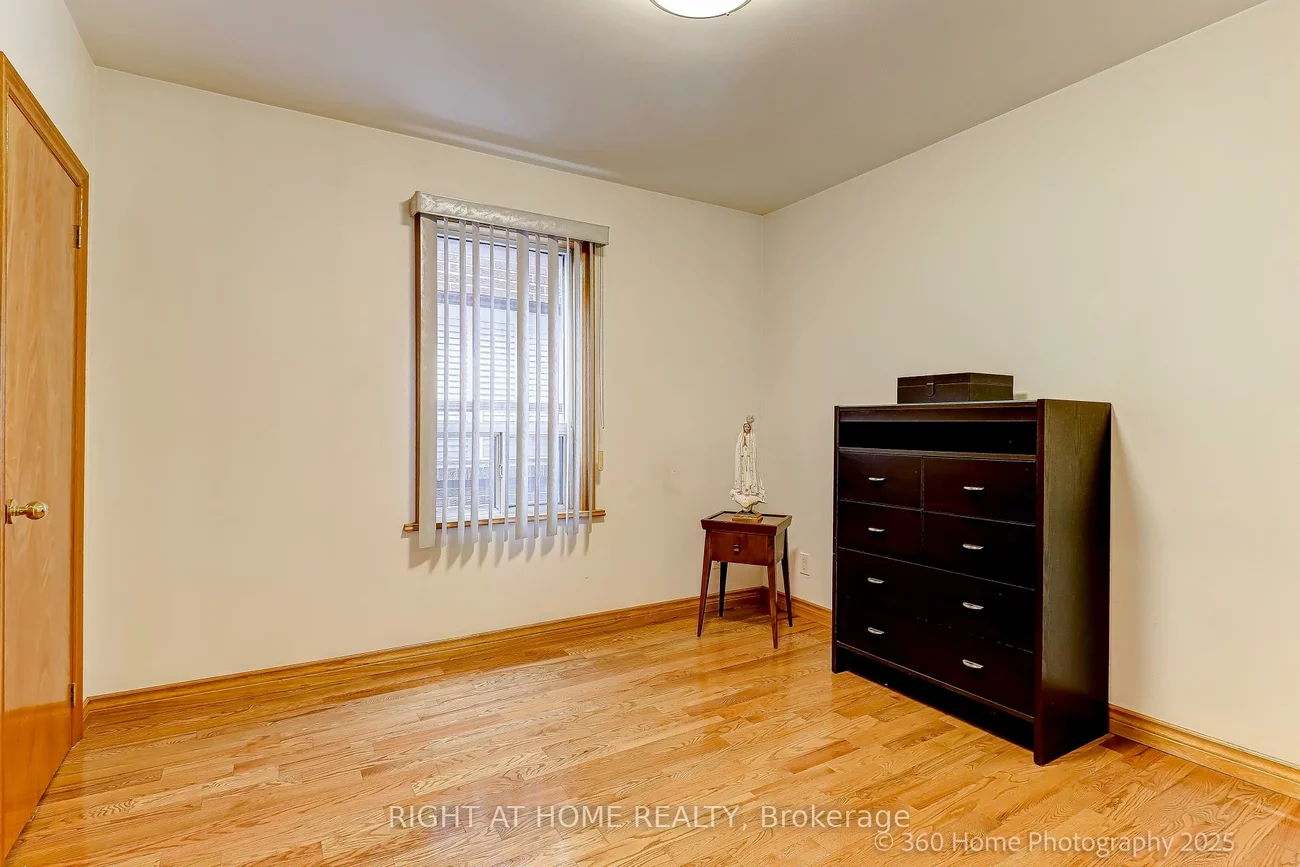 709, Dupont, Dovercourt-Wallace Emerson-Junction, Toronto