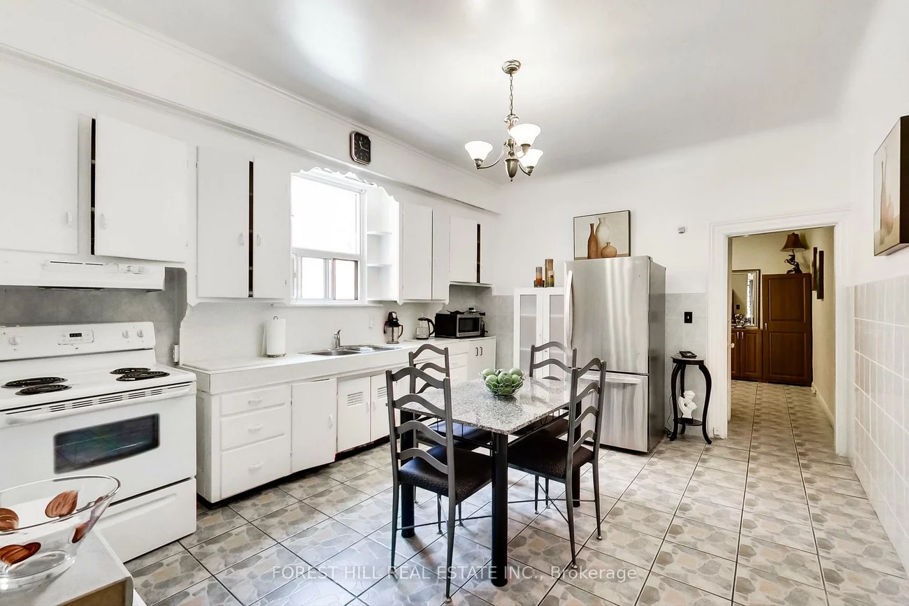 23, Lansdowne, Roncesvalles, Toronto