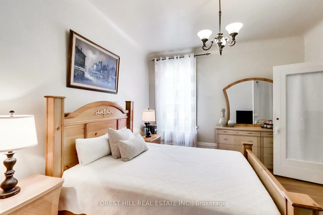 23, Lansdowne, Roncesvalles, Toronto