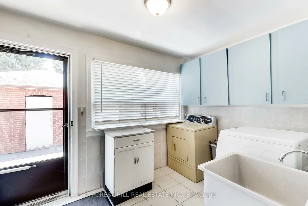 23, Lansdowne, Roncesvalles, Toronto