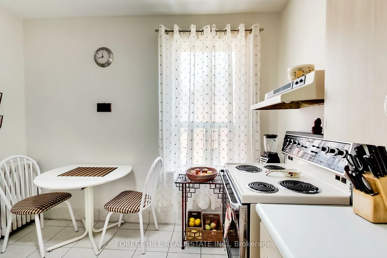 23, Lansdowne, Roncesvalles, Toronto