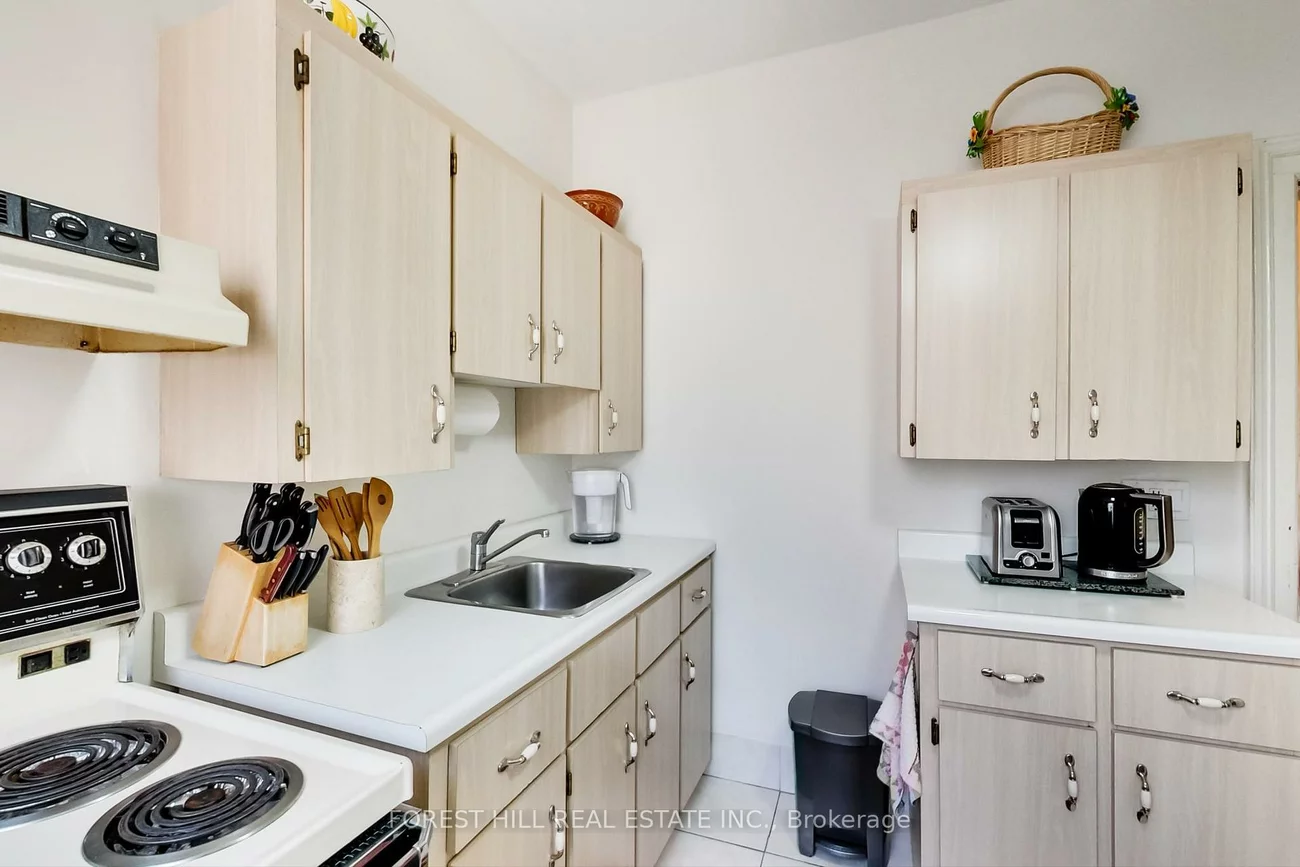 23, Lansdowne, Roncesvalles, Toronto