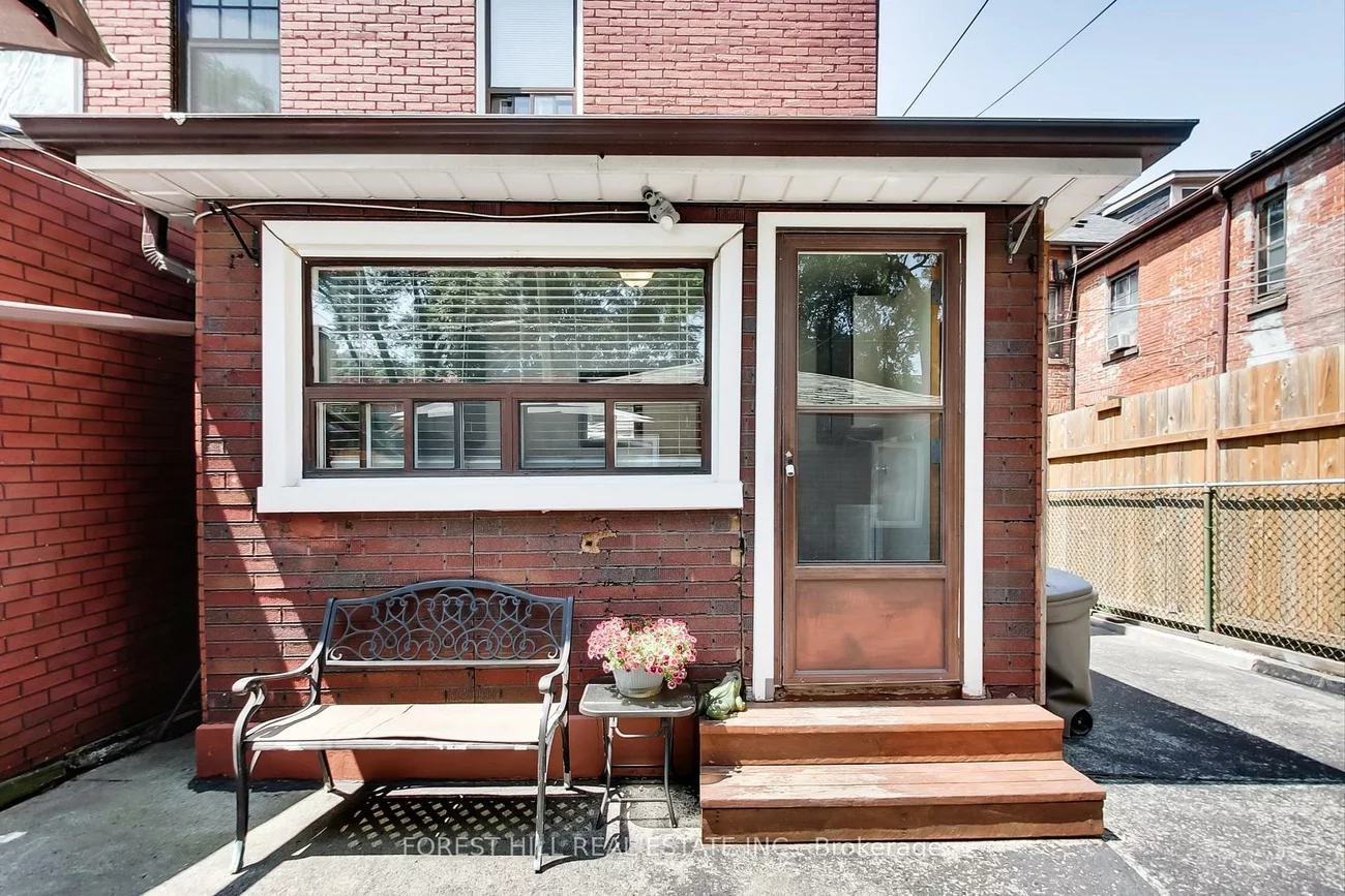 23, Lansdowne, Roncesvalles, Toronto