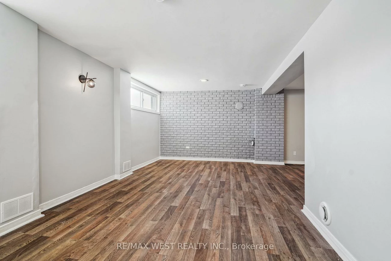 14, Ixworth, West Humber-Clairville, Toronto