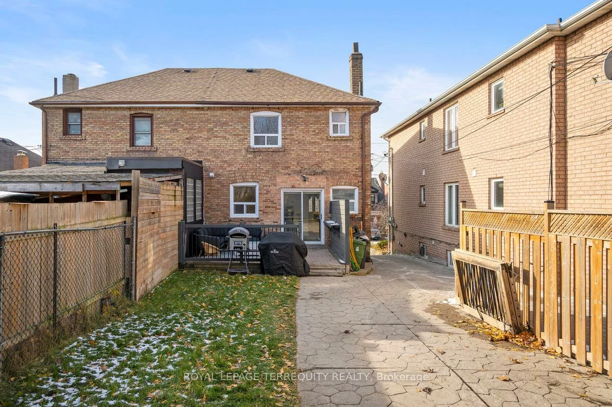 261, Blackthorn, Weston-Pellam Park, Toronto