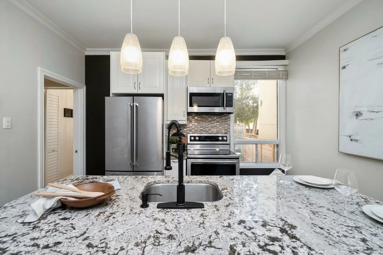 215, Yarmouth, Dovercourt-Wallace Emerson-Junction, Toronto