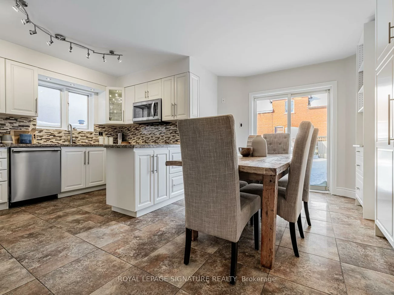 158, Bowie, Briar Hill-Belgravia, Toronto