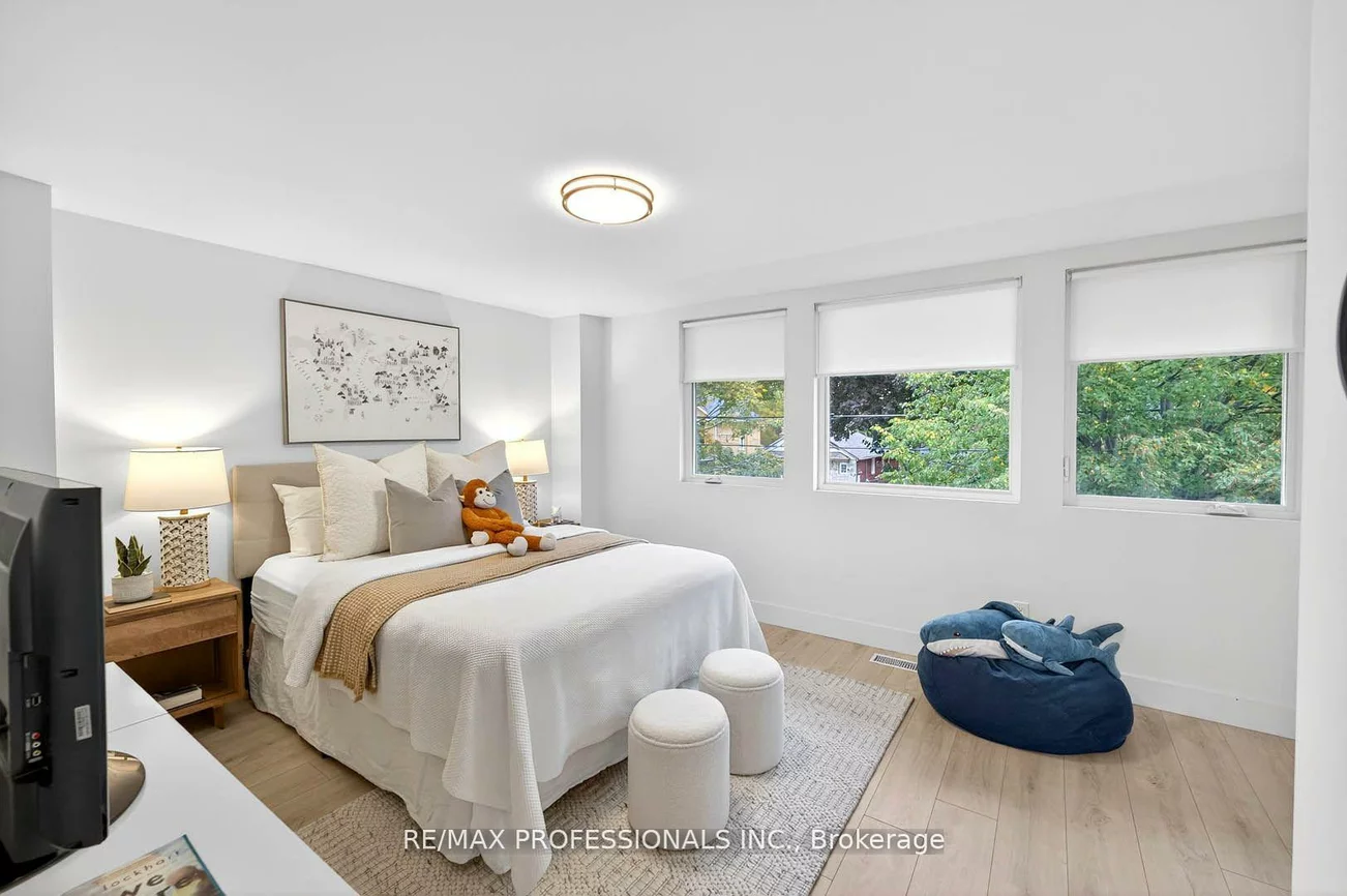 22, Ninth, New Toronto, Toronto