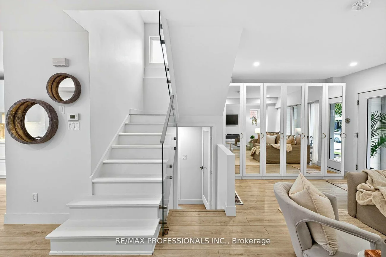 22, Ninth, New Toronto, Toronto