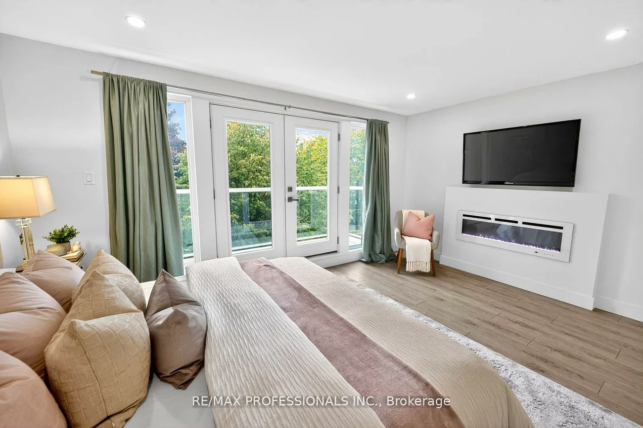 22, Ninth, New Toronto, Toronto