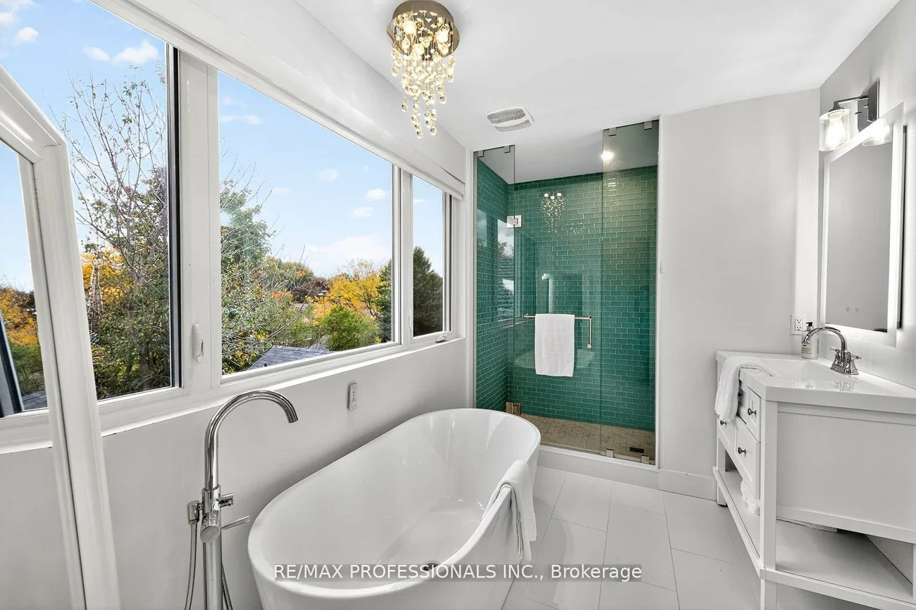 22, Ninth, New Toronto, Toronto